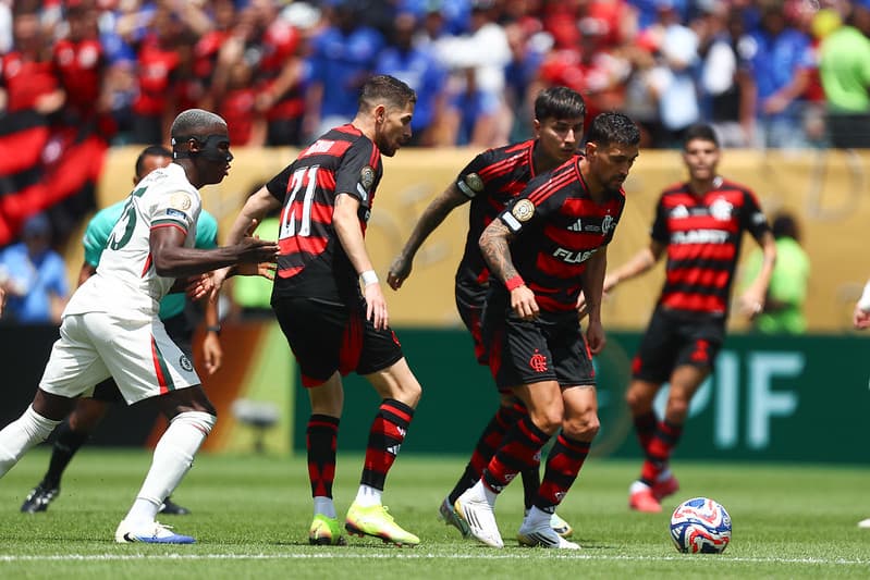 Arrascaeta com a bola durante Flamengo x Chelsea