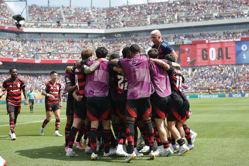 Time do Flamengo comemora gol sobre o Chelsea