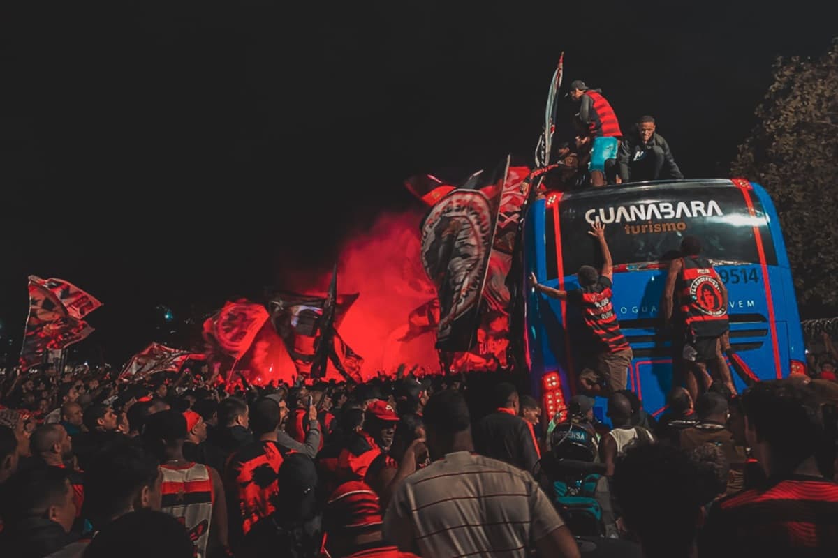Torcida do Flamengo faz a festa no embarque do time para os EUA