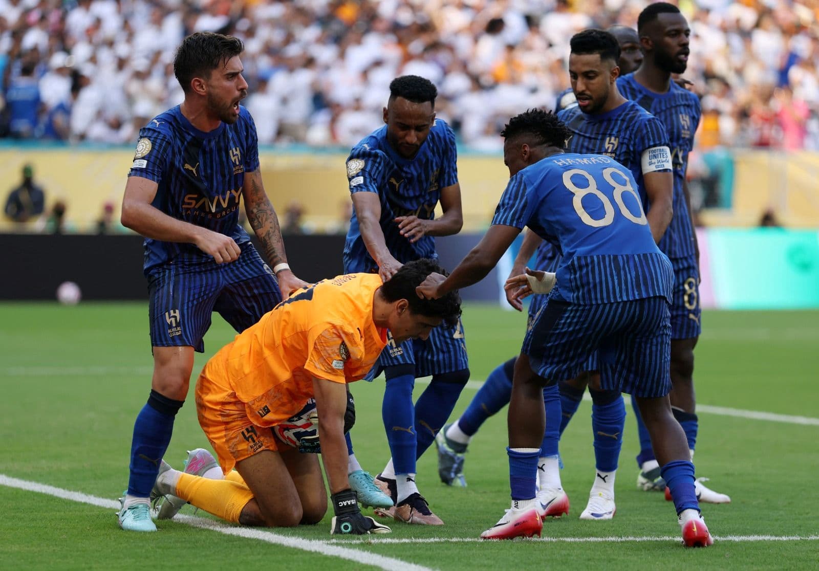 MIAMI GARDENS, FLÓRIDA - 18 DE JUNHO: Companheiros de equipe reagem com Yassine Bounou #37 do Al Hilal após um pênalti defendido por Federico Valverde #8 (não mostrado na foto) do Real Madrid C. F. durante a partida do grupo H da Copa do Mundo de Clubes d