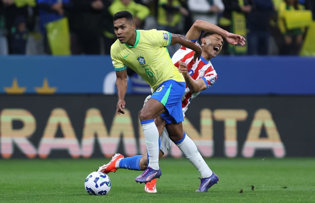 Alex Sandro durante Brasil x Paraguai