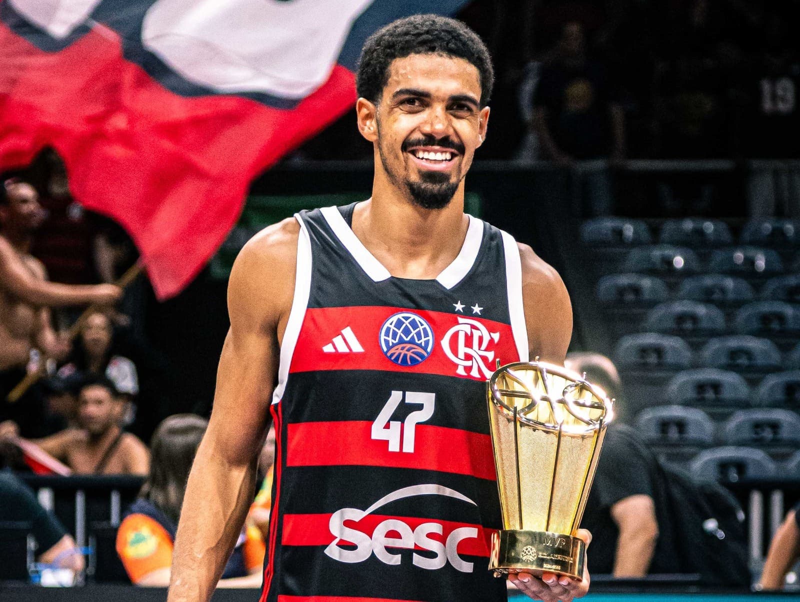 Alexey segura troféu de MVP da BCLA após título do FlaBasquete