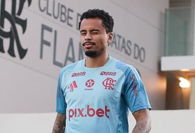 Allan chega ao campo do Ninho do Urubu para treinamento do Flamengo