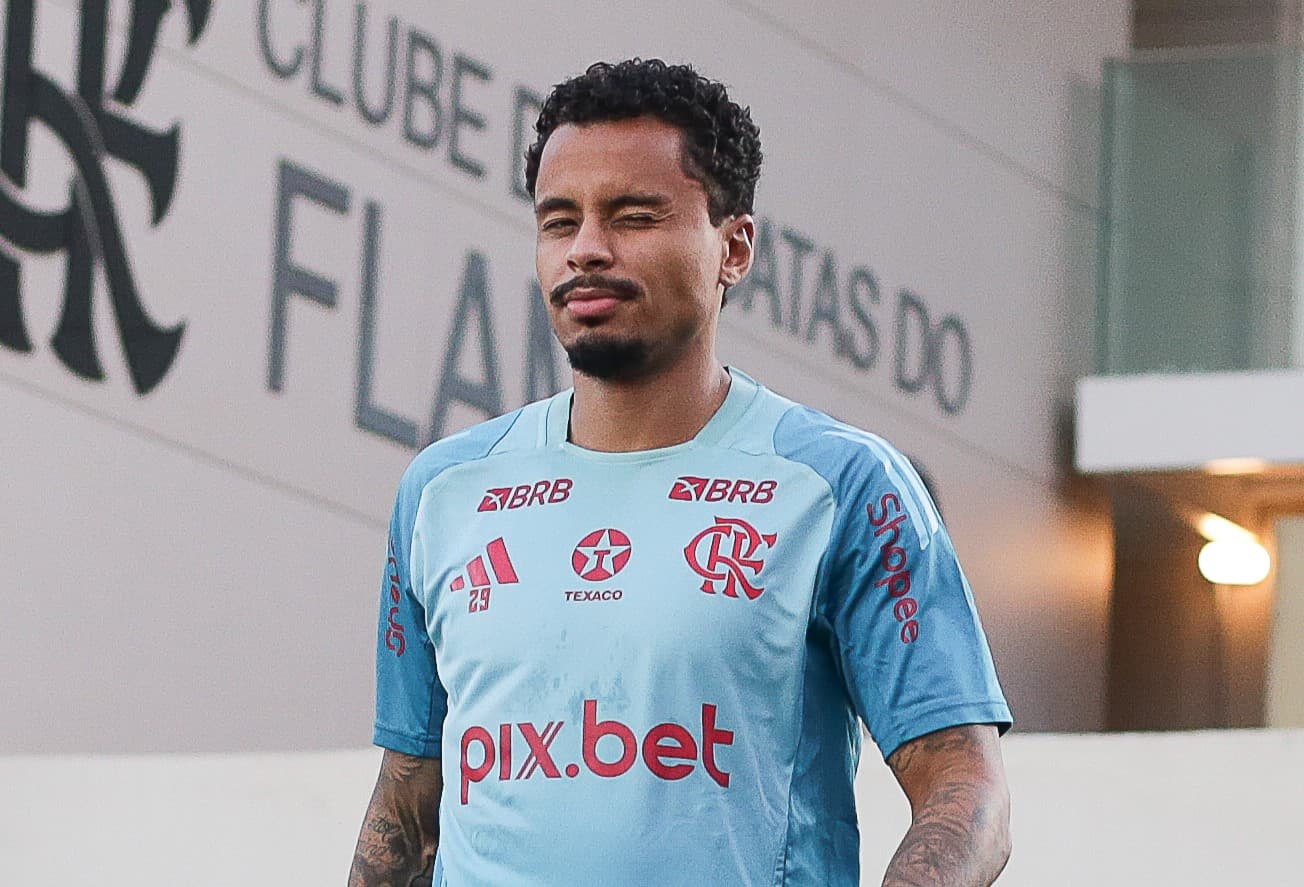 Allan chega ao campo do Ninho do Urubu para treinamento do Flamengo