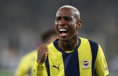 Anderson Talisca comemora gol pelo Fenerbahçe