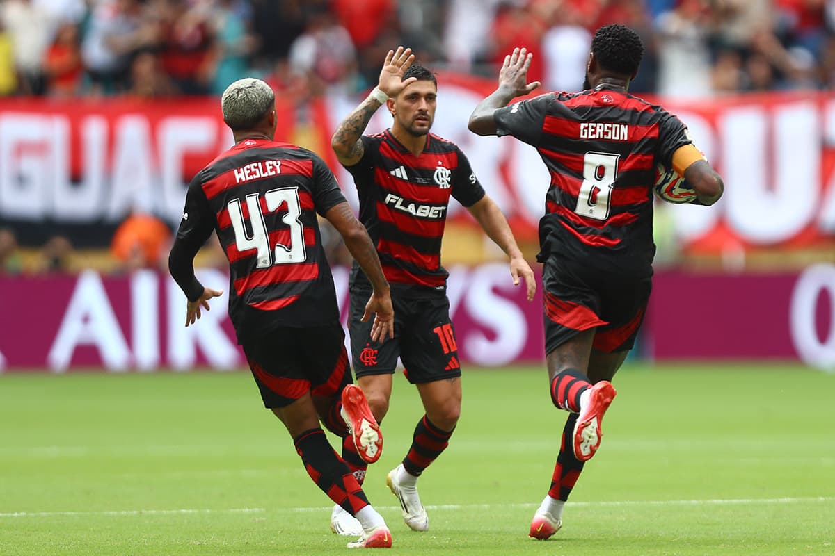 Arrascaeta, Gerson e Wesley durante a partida entre Flamengo e Bayern de Munique