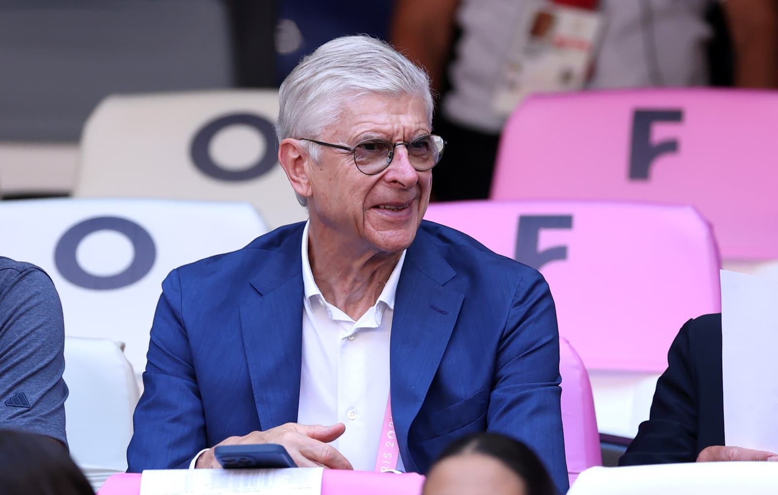 Arsène Wenger em jogo de futebol