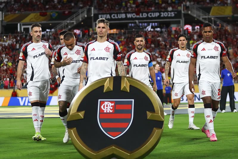 Jogadores do Flamengo perfilados antes de enfrentar o LAFC na Copa do Mundo de Clubes