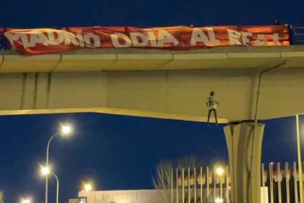 Boneco em alusão a Vini Jr feito pela torcida do Atlético de Madrid de forma preconceituosa