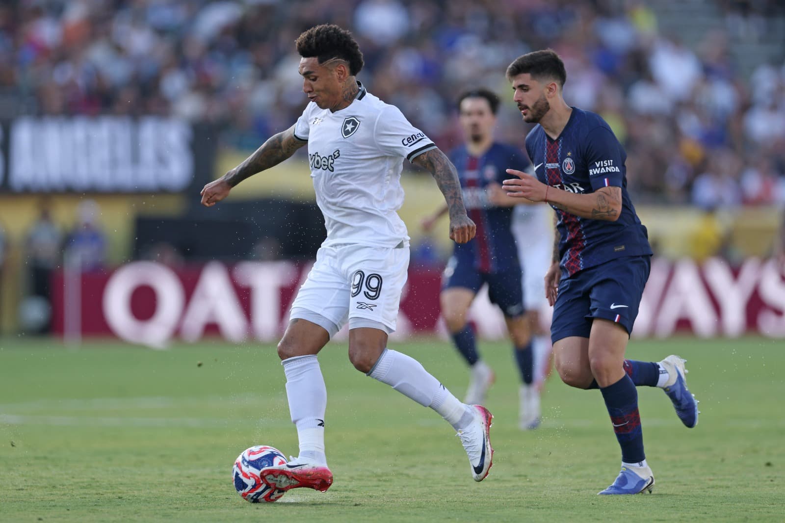 Igor Jesus #99 do Botafogo corre com a bola sob pressão de Lucas Beraldo #4 do Paris Saint-Germain durante a partida do grupo B da Copa do Mundo de Clubes da FIFA 2025 entre Paris Saint-Germain FC e Botafogo FR no Estádio Rose Bowl em 19 de junho de 2025