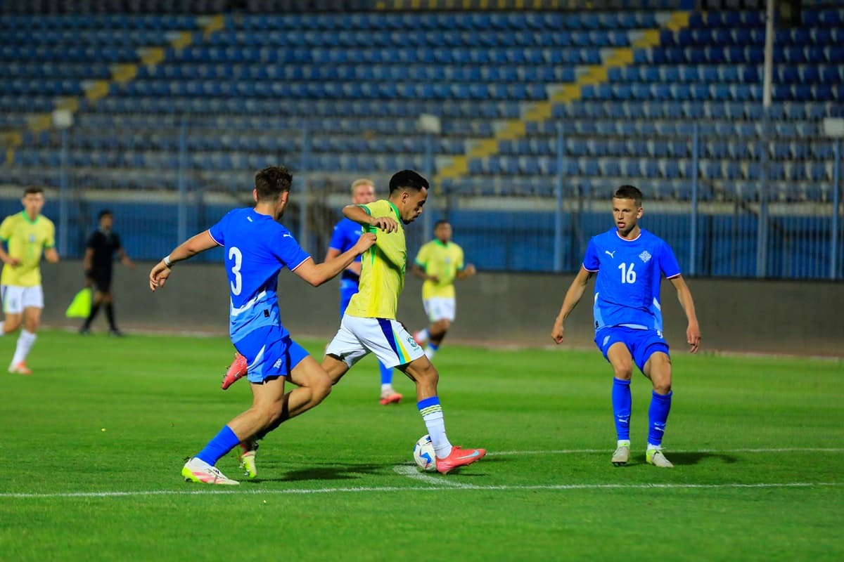 Matheus Gonçalves tenta jogada em jogo do Brasil Sub-20 contra a Islândia