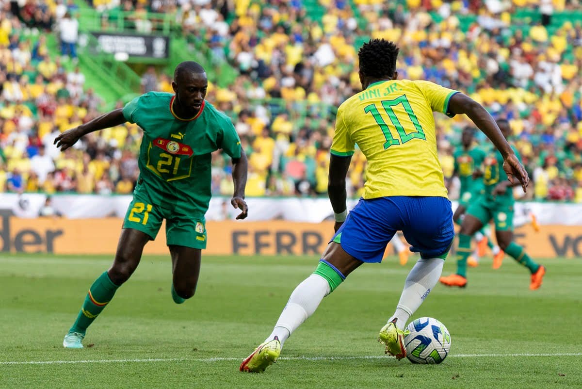 Vestindo a camisa 10, Vini Jr tenta drible para cima de jogador do Senegal