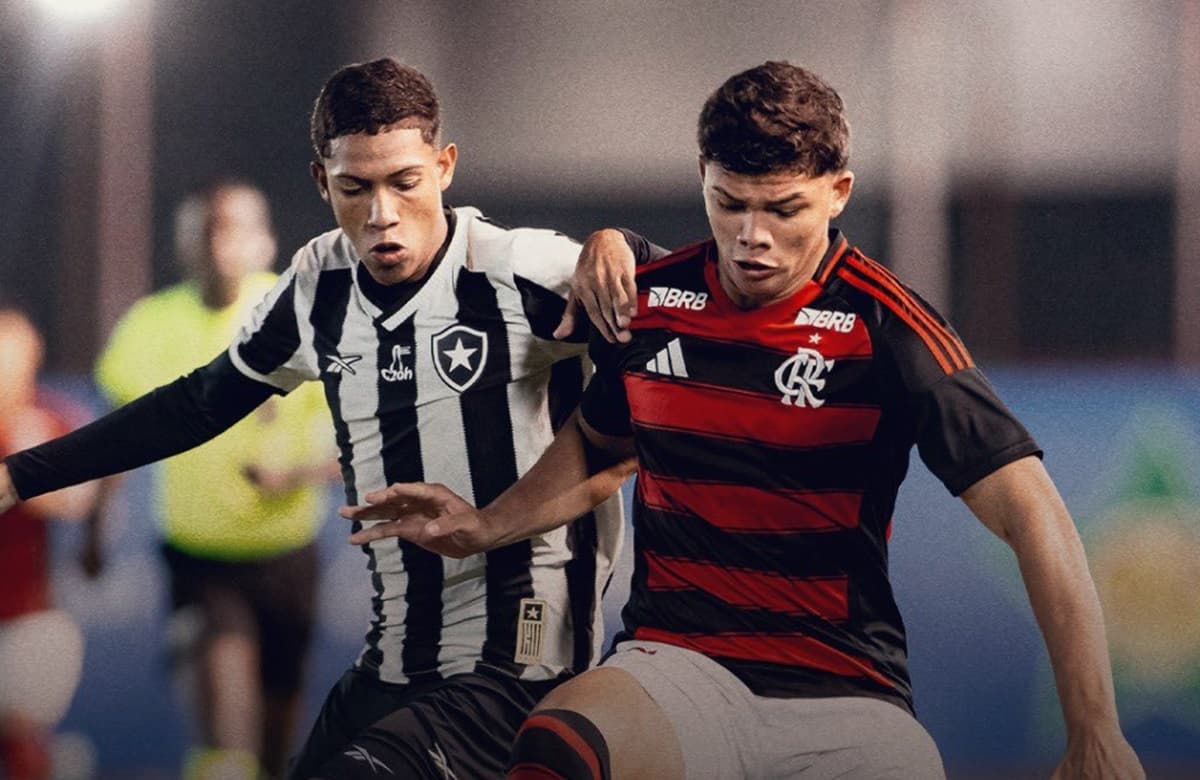 Jogadores de Flamengo e Botafogo disputam bola em partida do Brasileirão Sub-17