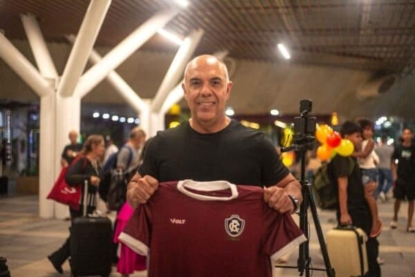 Marcos Braz com camisa do Remo