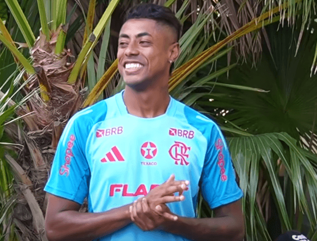 Bruno Henrique sorri em entrevista no Flamengo