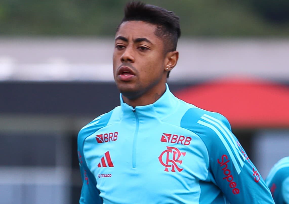 Bruno Henrique corre durante aquecimento no Ninho do Urubu