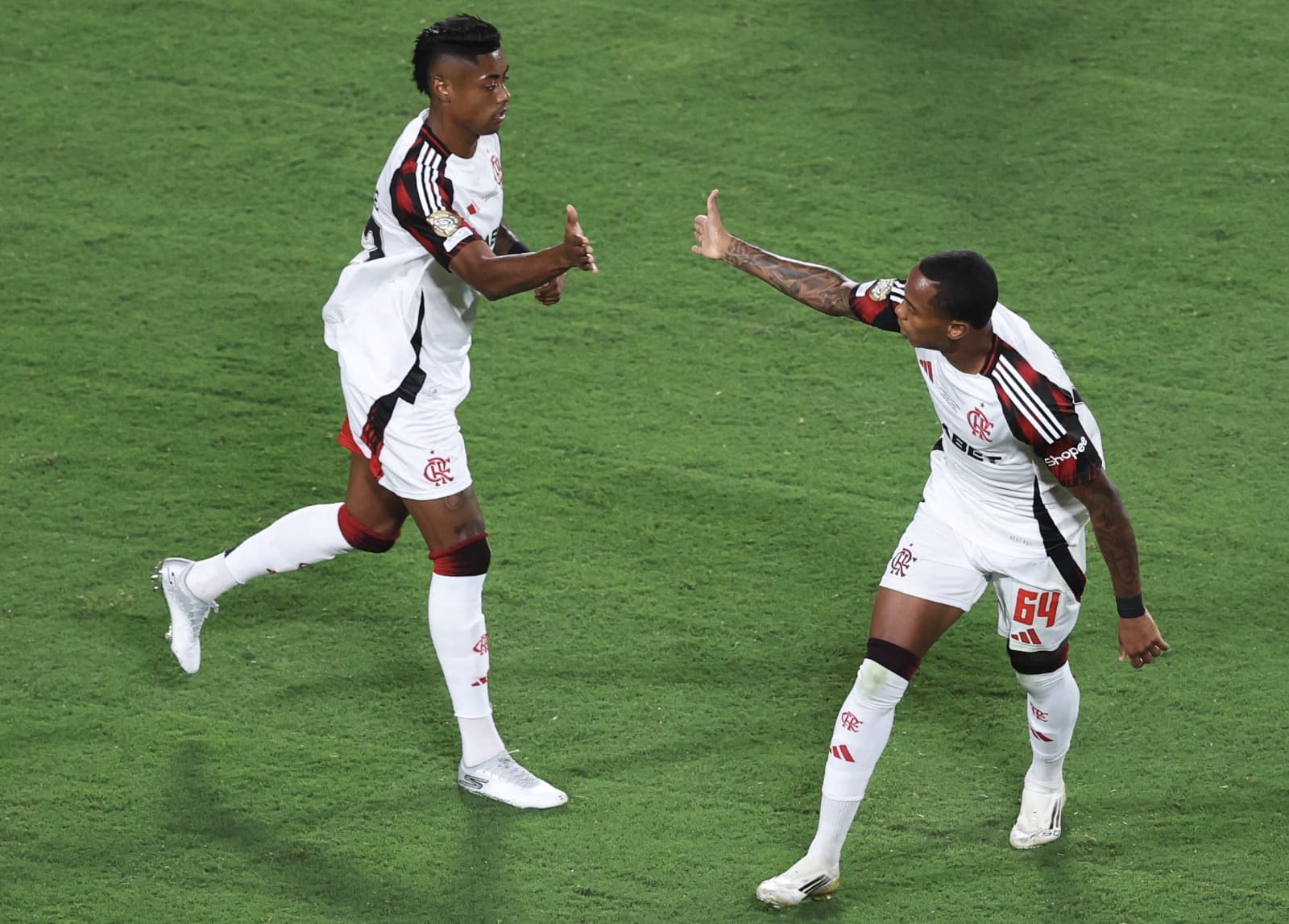 Bruno Henrique cumprimenta Wallace Yan após gol do jovem sobre o LAFC