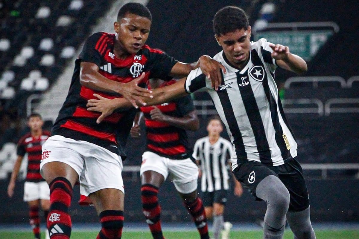 Jogadores de Flamengo e Botafogo disputam jogada no jogo de ida da final do Carioca Sub-17