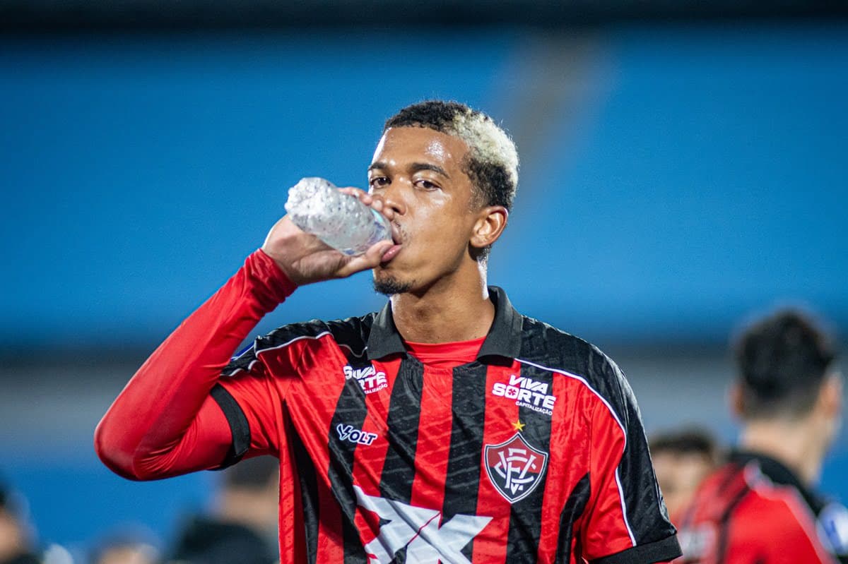 Carlinhos se hidrata após jogo entre Vitória e Cerro Largo, pela Copa Sul-Americana