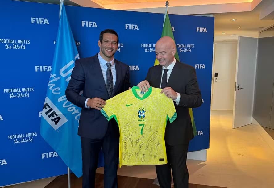 O presidente da CBF Samir Xaud presenteia o presidente da Fifa Gianni Infantino com uma camisa da seleção brasileira