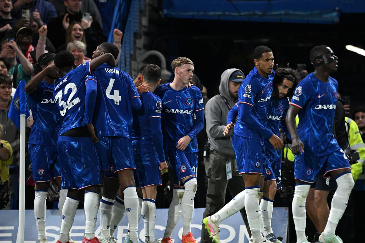 Marc Cucurella do Chelsea comemora o primeiro gol de sua equipe com seus companheiros durante a partida da Premier League entre Chelsea FC e Manchester United FC no Stamford Bridge em 16 de maio de 2025 em Londres, Inglaterra.