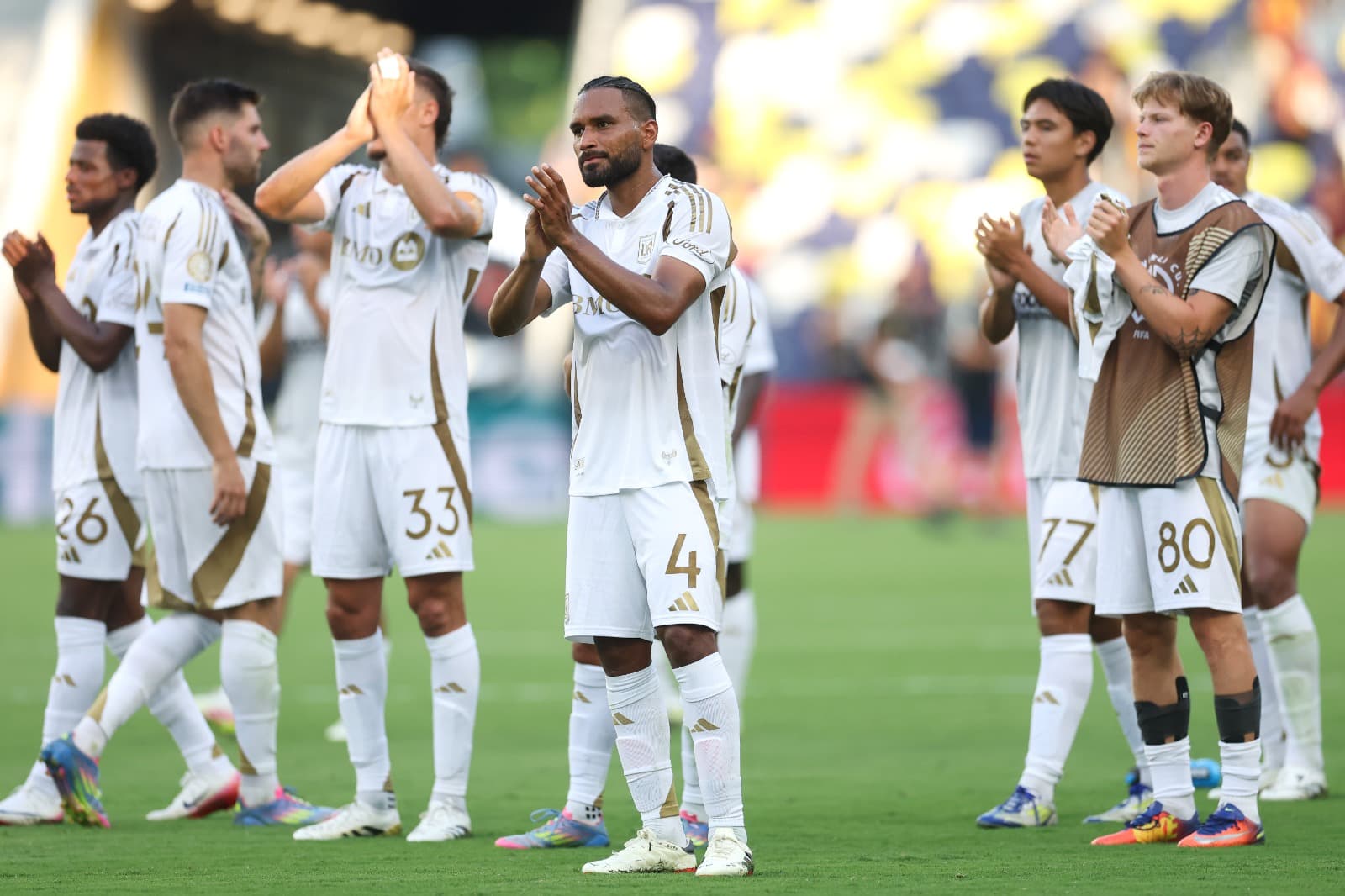 Jogadores do LAFC agradecem apoio da torcida após eliminação da Copa do Mundo de Clubes