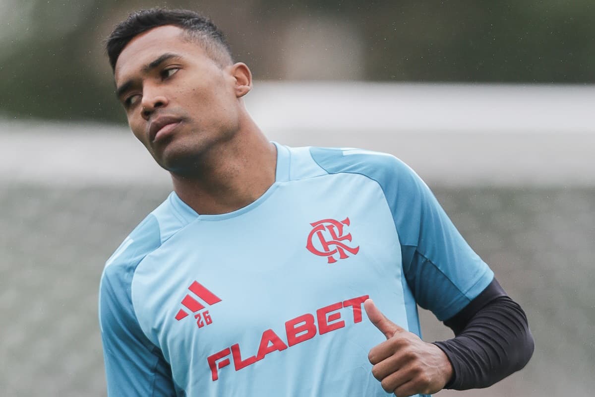 Alex Sandro faz treinamento separado do grupo do Flamengo