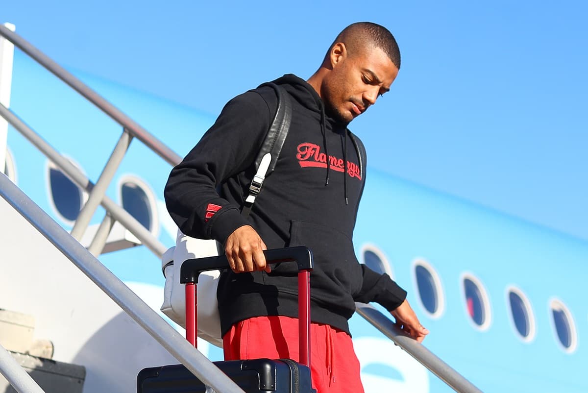 De la Cruz desce do avião em desembarque do Flamengo em Orlando