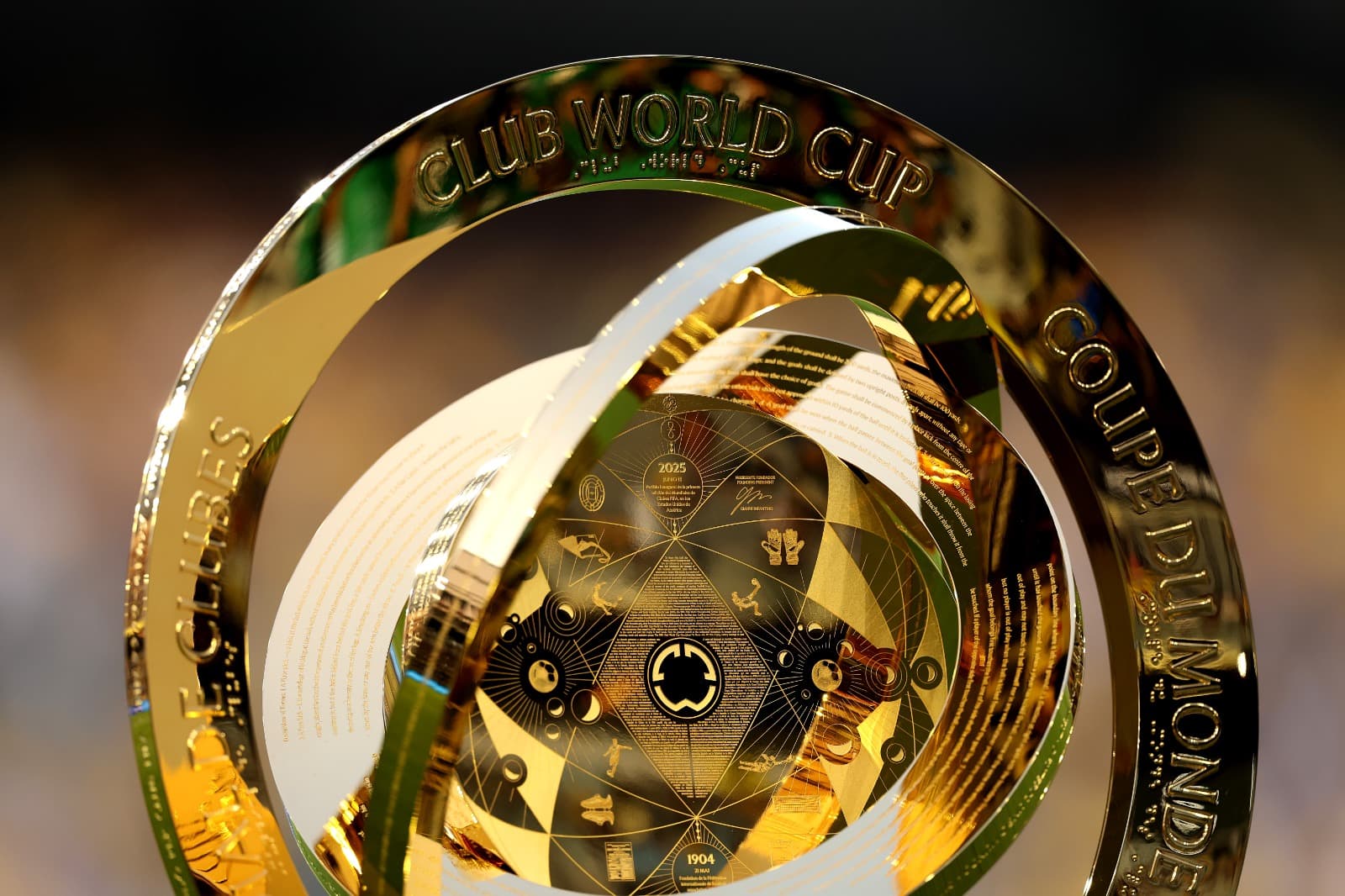 Detalhes do troféu da Copa do Mundo de Clubes, com constelação no momento da estreia do torneio