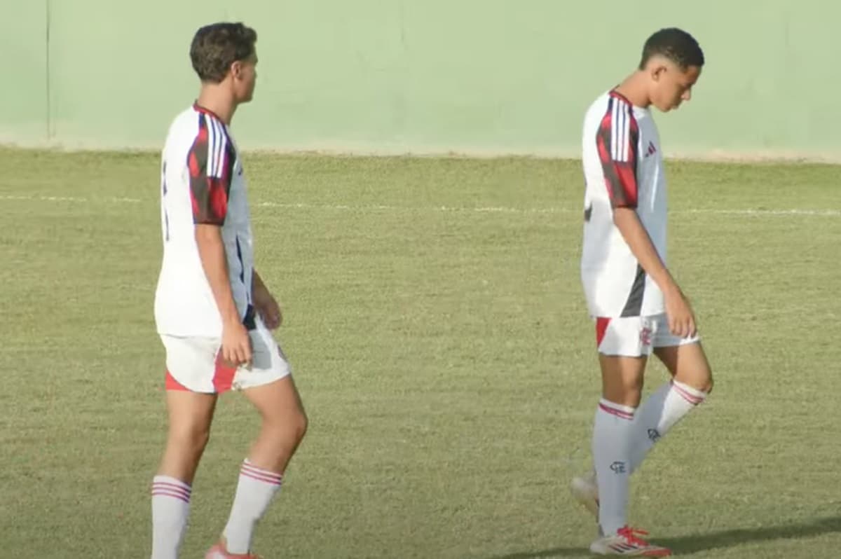 Jogadores do Flamengo saem cabisbaixos de campo após derrota para o Vasco no sub-16