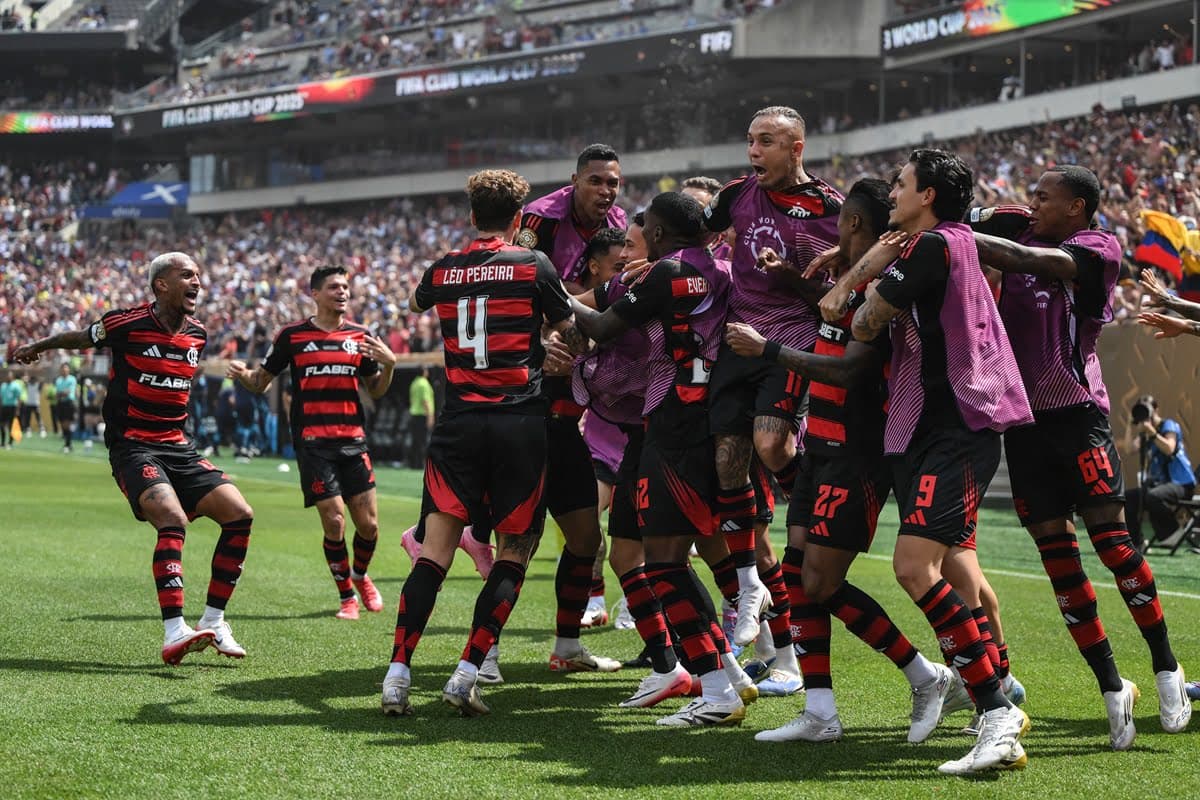 Elenco do Flamengo comemora vitória sobre o Chelsea na Copa do Mundo