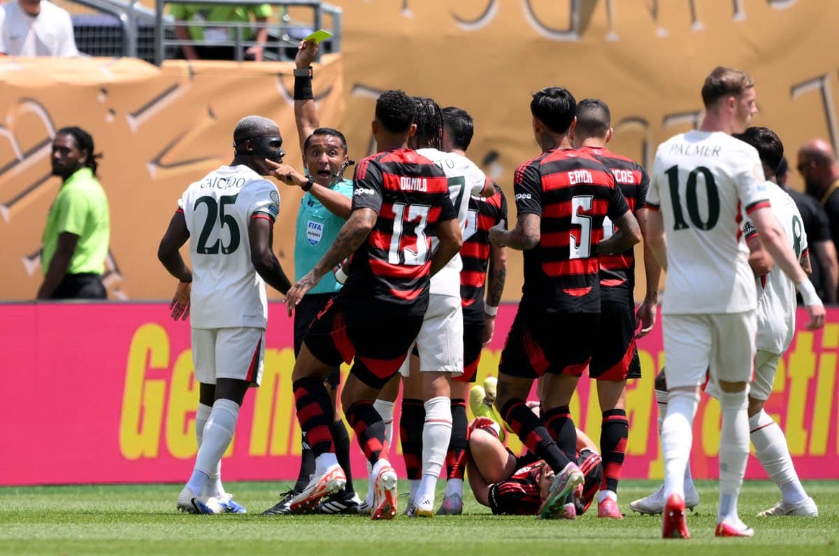 Jogadores cercam o árbitro após mais uma falta do Chelsea sobre o Flamengo