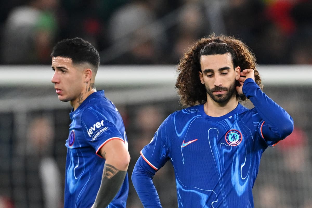 Cucurella e Enzo Fernandez durante partida do Chelsea