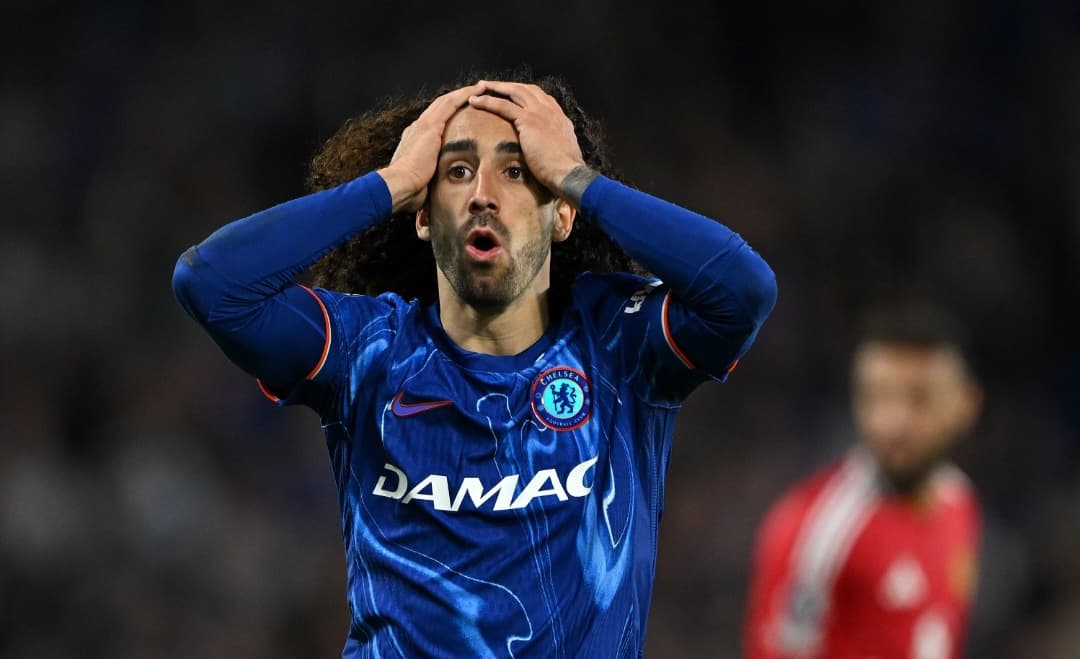 Cucurella leva mãos à cabeça pelo Chelsea