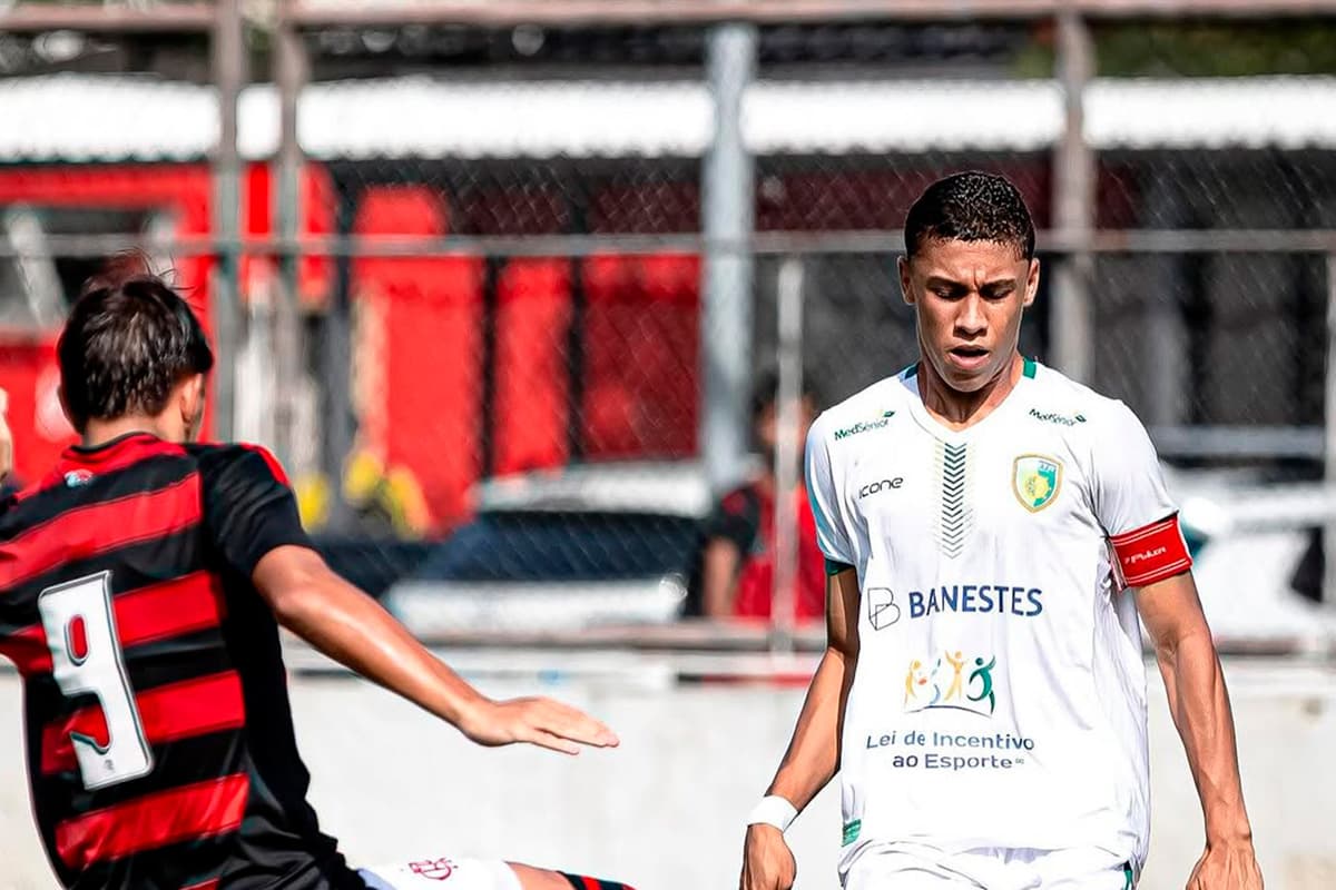 Daniel Monteiro, do Porto Vitória, em duelo contra o Flamengo Sub-17 na Gávea