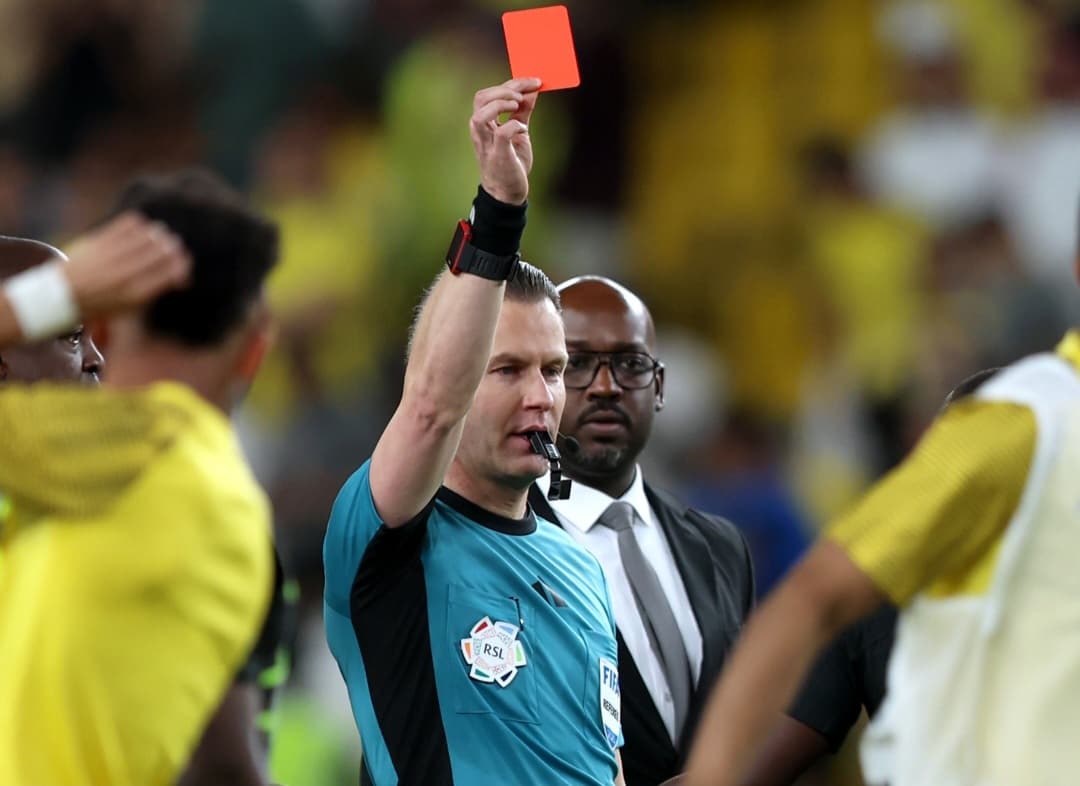 Danny Makkelie mostra cartão vermelho