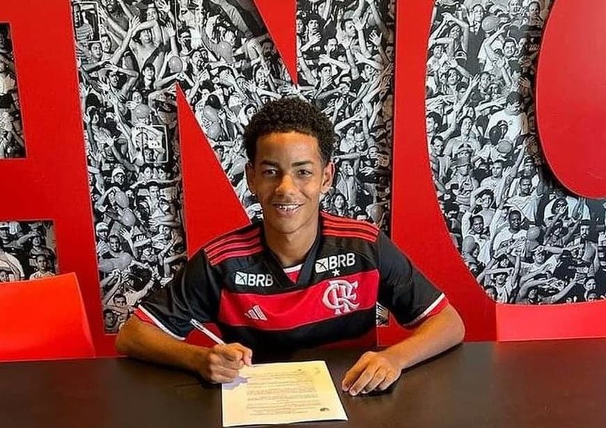 Davi Fraga ao assinar contrato de formação com o Flamengo