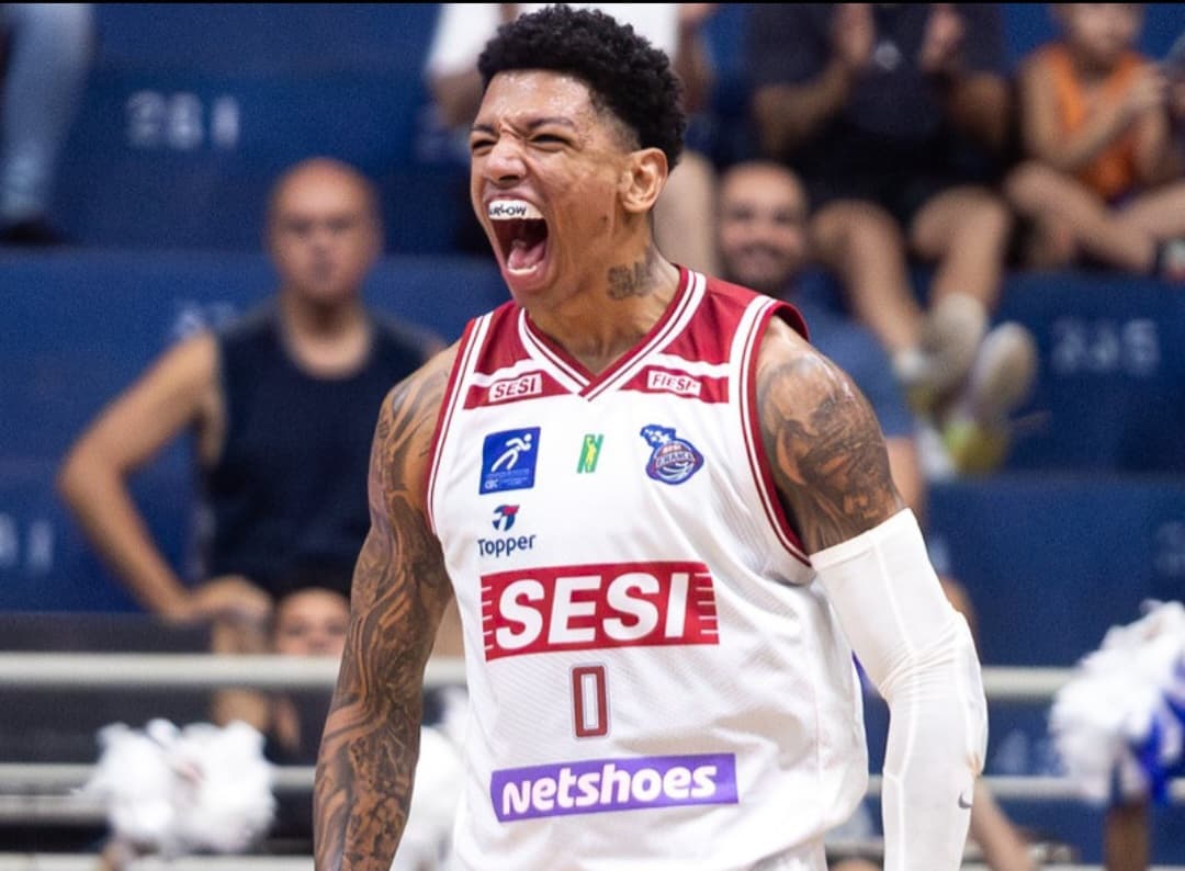 Didi Louzada em quadra pelo Franca; time vence Fla