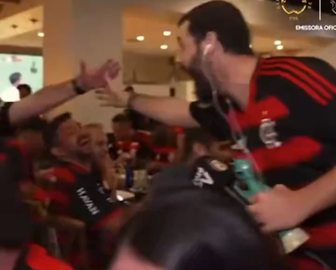 Diogo Defante com torcida do Flamengo