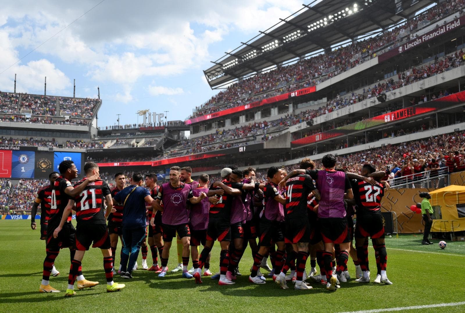 Jogadores do CR Flamengo comemoram o gol de Wallace Yan #64, que marcou o terceiro gol da equipe durante a partida do grupo D da Copa do Mundo de Clubes da FIFA 2025 entre CR Flamengo e Chelsea FC no Lincoln Financial Field em 20 de junho de 2025 na Filad