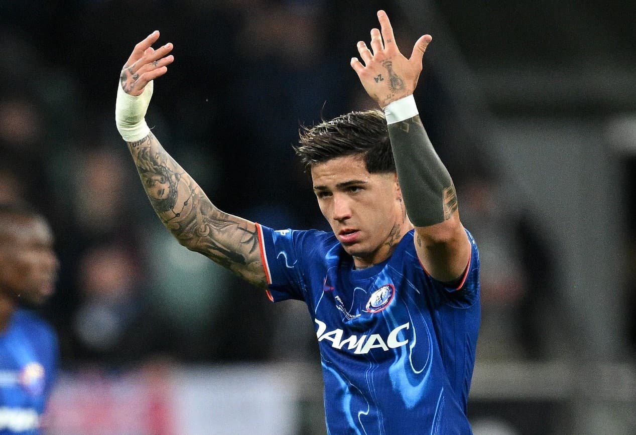 Enzo Fernández levanta os braços para cobrar companheiros