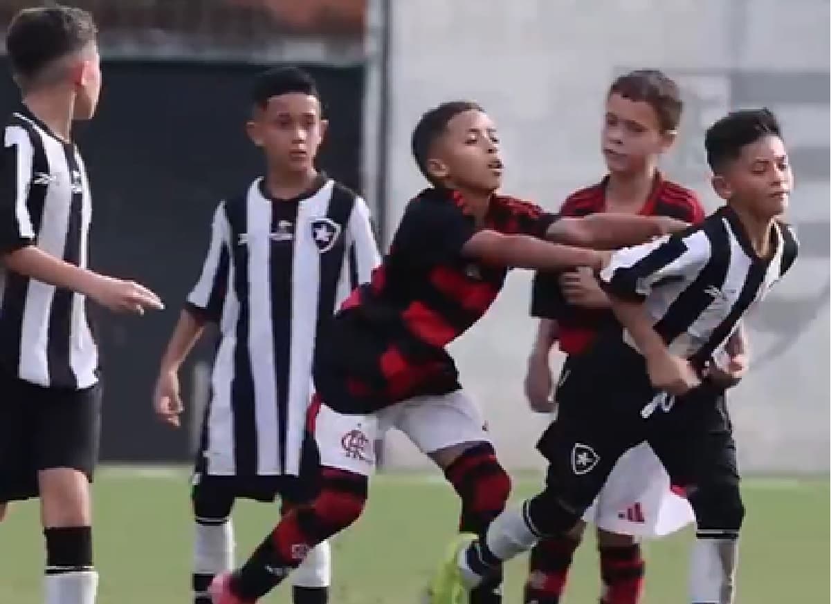 Enzo se irrita após ser cobrado por jogador do Botafogo em clássico
