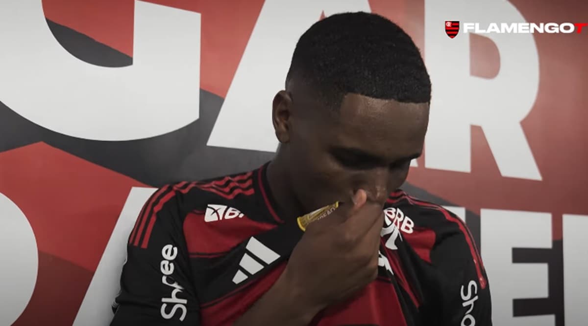 evertton araújo beija escudo do flamengo