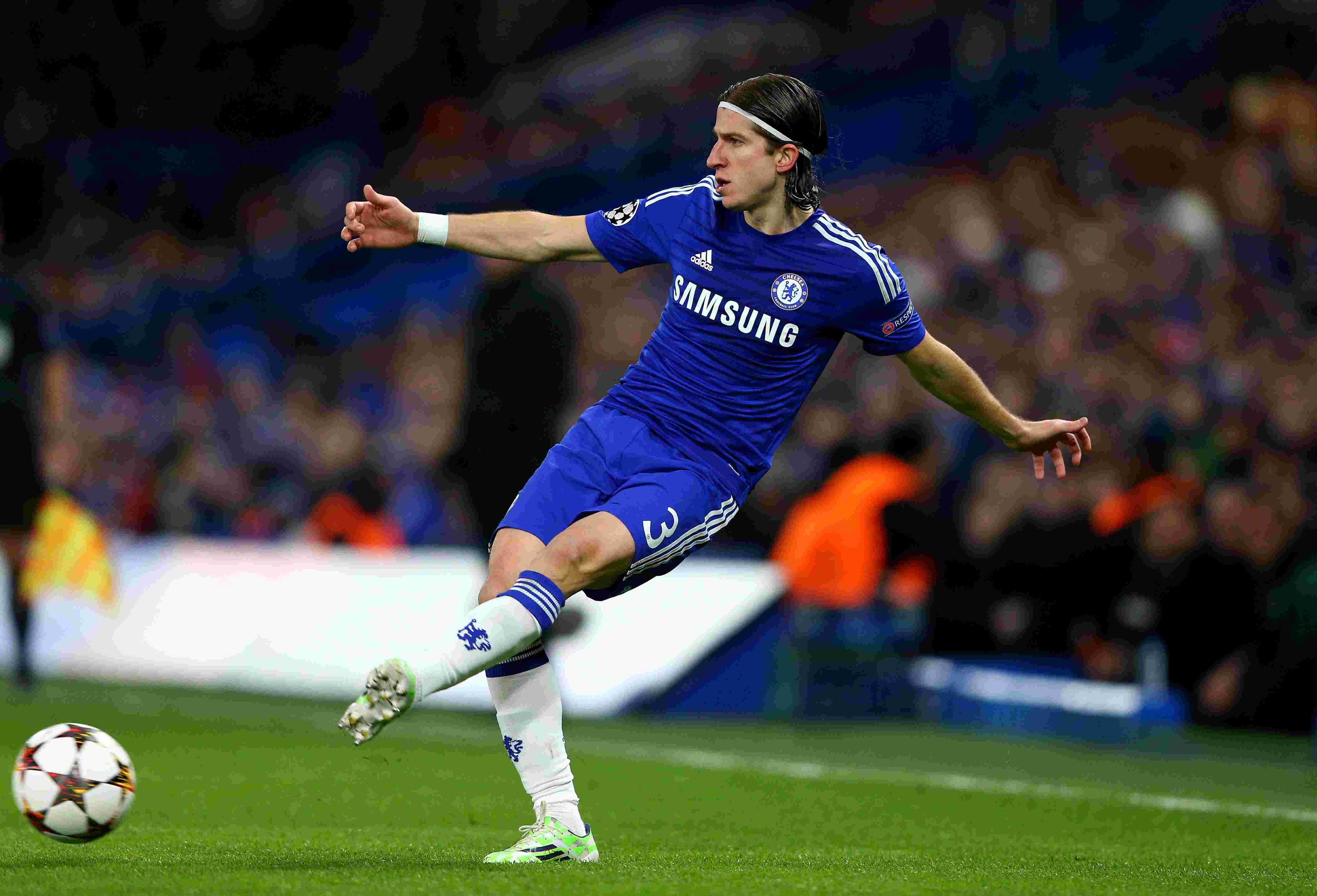 Filipe Luis, do Chelsea, passa a bola durante a partida do grupo G da Liga dos Campeões da UEFA entre Chelsea e Sporting Clube de Portugal, em Stamford Bridge, em 10 de dezembro de 2014, em Londres, Reino Unido.