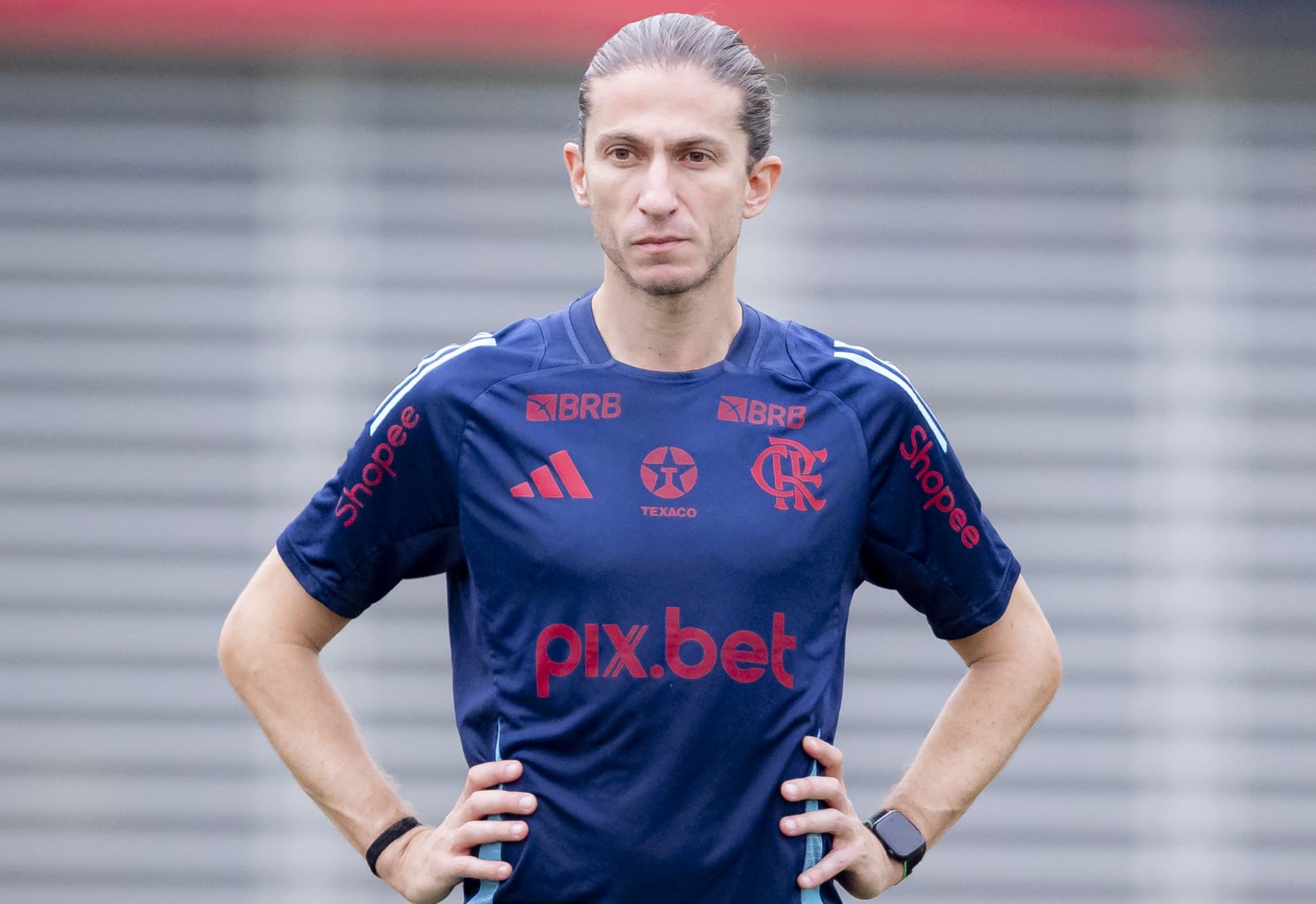 Filipe Luís observa treinamento do Flamengo no Ninho do Urubu