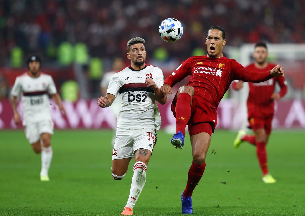 Virgil van Dijk, do Liverpool, controla a bola enquanto é pressionado por Giorgian De Arrascaeta, do CR Flamengo, durante a final da Copa do Mundo de Clubes da FIFA Catar 2019 entre Liverpool FC e CR Flamengo no Education City Stadium em 21 de dezembro de