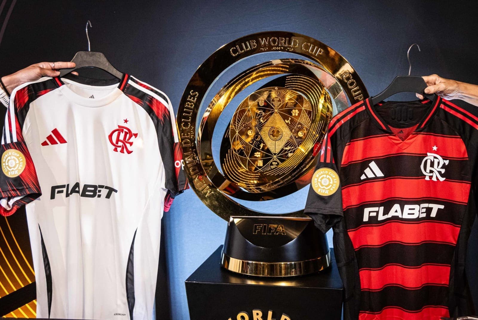 Camisas do Flamengo ao lado do troféu da Copa do Mundo de Clubes