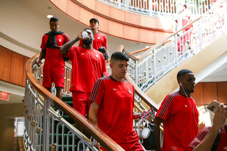 Jogadores do Flamengo descem escada de hotel para irem ao treinamento