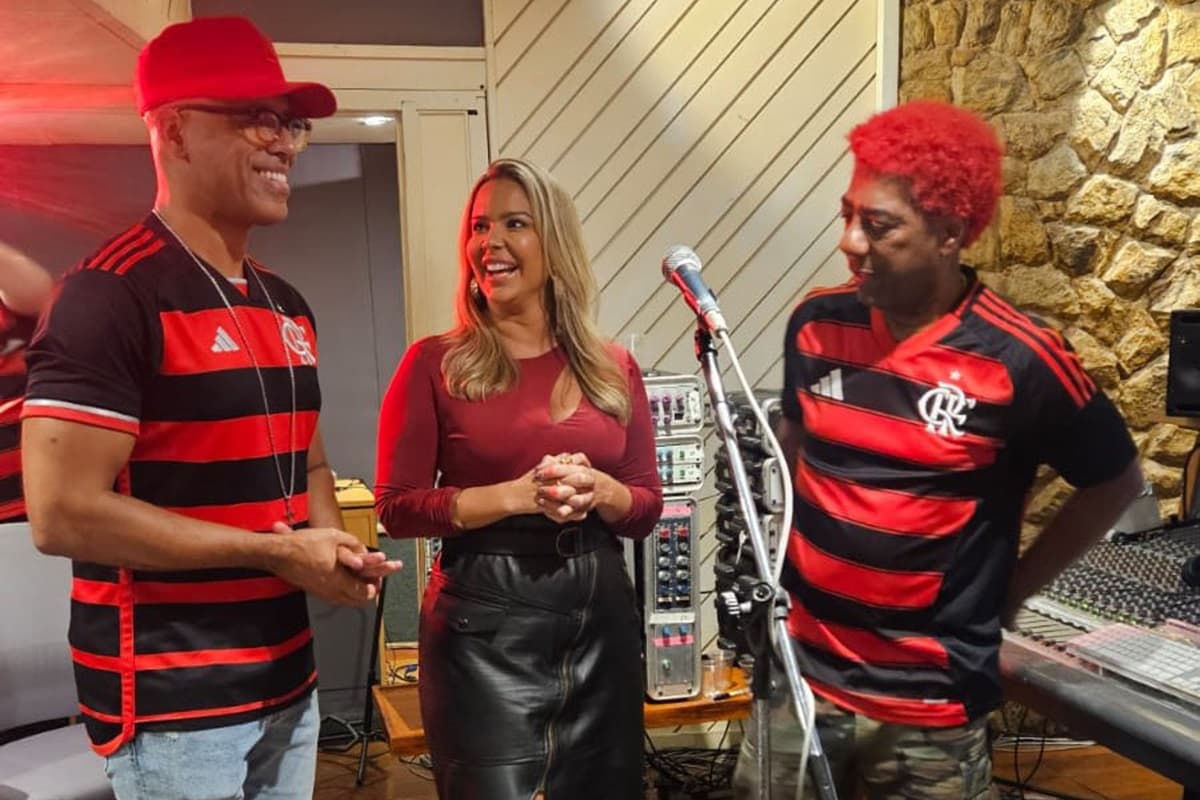MC Coringa, Ivo Meireles e Dani Boaventura conversam em gravação do Flamengo para a Copa do Mundo de Clubes