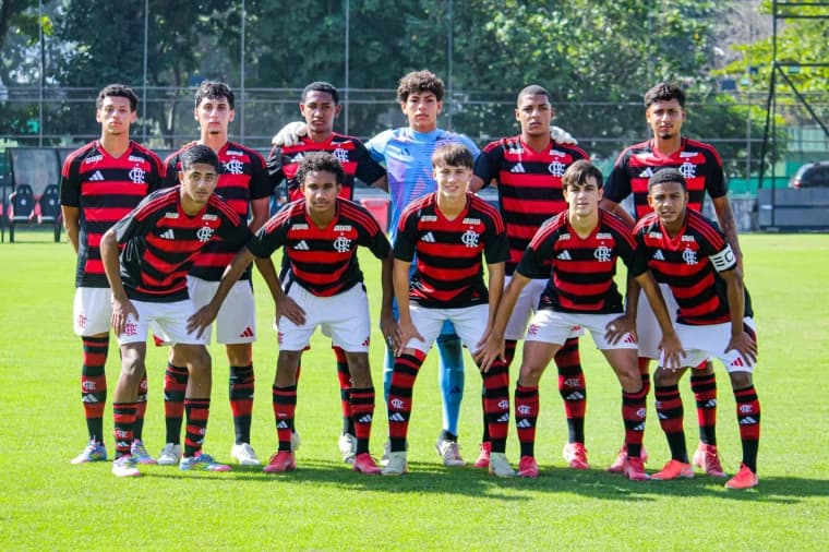 Time sub-17 do Flamengo perfilado antes de partida pelo Carioca